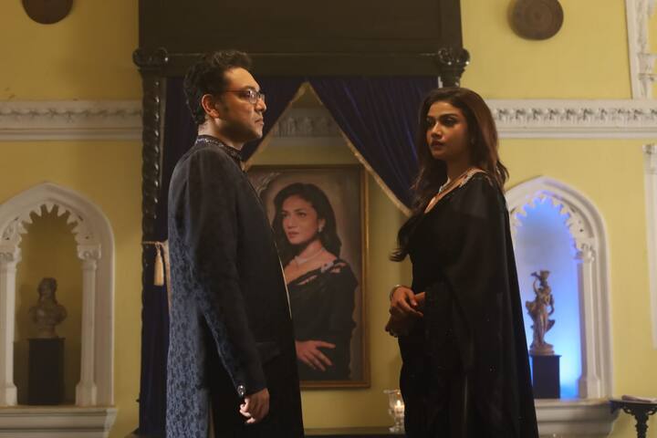 ছবি দেখেই যেন প্রথম প্রেমে পড়া, তারপর সুরে সুরে সেই প্রেমকে বাঁধা। মুক্তি পেল অনুপম রায়ের (Anupam Roy) নতুন গান, দারুণ (Darun)। এই গানে প্রথমবার অনুপম রায়ের মিউজিক ভিডিওতে দেখা গেল সৌরসেনী মৈত্র (Souraseni Maitra)।