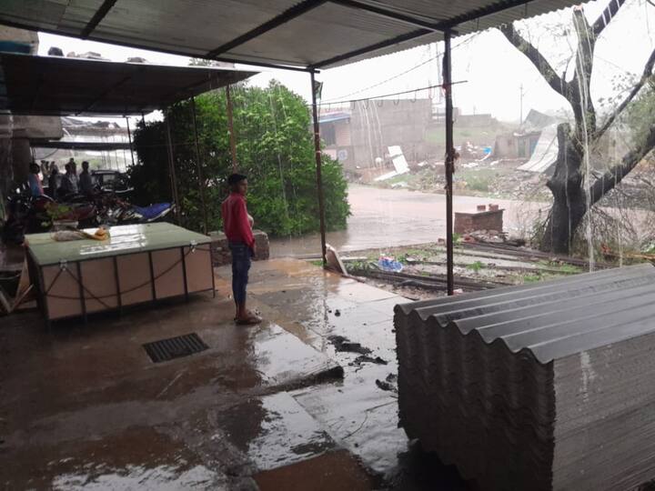 तेज बारिश के साथ चली तेज हवाओं ने भारी तबाही मचा दी. बारिश और तेज हवाओं से आधे दर्जन घर धराशायी हो गए और सैंकड़ों पेड़ टूट गए.