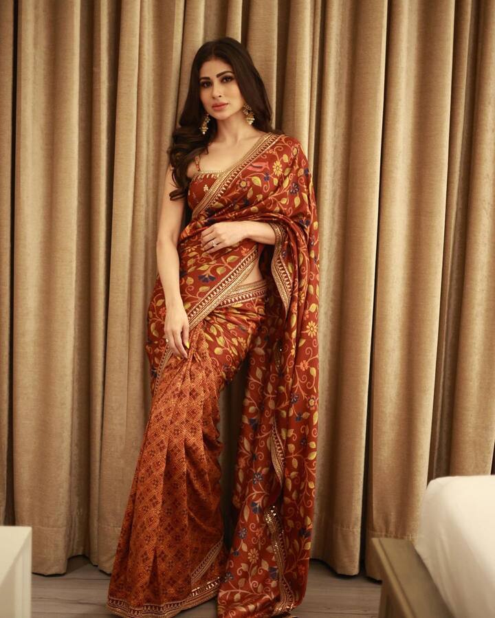 हालांकि, मौनी रॉय सिर्फ अपने बोल्ड अवतार के लिए जानी नहीं जाती हैं, बल्कि उनका ट्रेडिशनल लुक भी काफी सुर्खियों में रहता है.