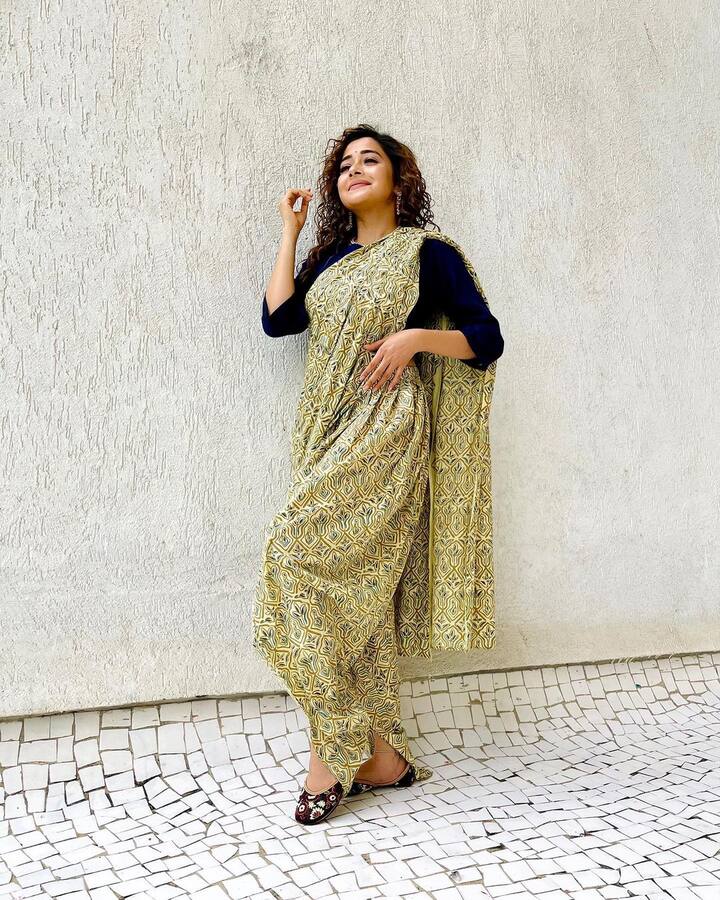 तिचा लेटेस्ट लुक पूर्ण करण्यासाठी टीनाने हटके साडी परिधान केली आहे त्यासोबत हलका मेकअप केला आहे आणि केस मोकळे सोडले आहेत.(फोटो :/tinadatta/ig)