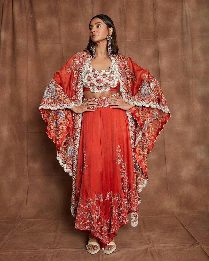 शिबानी सोशल मीडियाच्या माध्यमातून तिच्या चाहत्यांशी सतत जोडलेली असते आणि दररोज तिचे नवीन फोटो व्हिडिओ शेअर करत असते.(photo:shibanidandekar/ig)