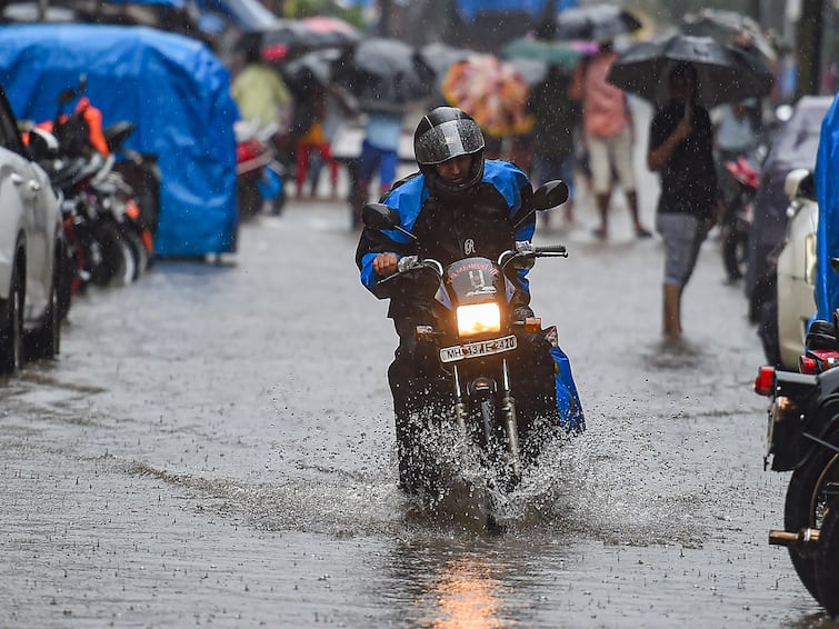 Monsoon Driving Tips: Keep these things in mind while driving in monsoon Monsoon Driving Tips: ગુજરાતમાં ચોમાસાએ કરી છે જમાવટ, વાહન ચલાવતી વખતે આ વાતો રાખો ધ્યાનમાં, બેદરકારી પડી શકે છે ભારે