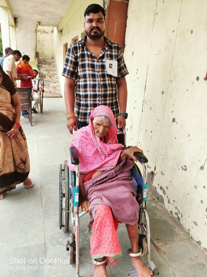 इस चुनाव में मध्य प्रदेश कांग्रेस के अध्यक्ष और पूर्व मुख्यमंत्री कमलनाथ की प्रतिष्ठा भी दांव पर है. वो प्रदेश में एक बार फिर कांग्रेस की सरकार बनाने के लिए दमखम से लगे हुए हैं. नगरीय निकाय चुनाव के प्रथम चरण में कमलनाथ ने भी खूब पसीना बहाया है.