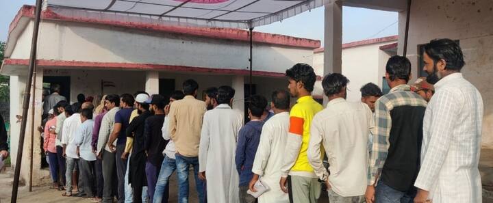 रायसेन जिले की सिलवानी नगर परिषद के एक मतदान केंद्र पर वोट डालने के लिए लाइन लगाकर खड़े वोटर.