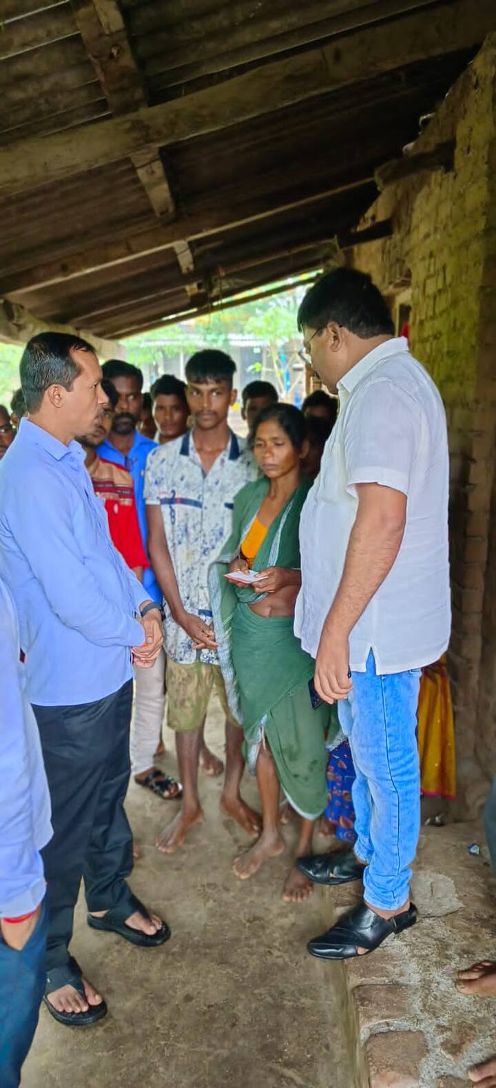 या वेळी त्यांच्या सोबत तालुका प्रमुख अशोक भोईर सह कार्यकर्ते ही उपस्थित होते.