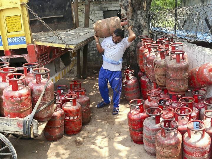 New rule for LPG, customers will be able to take only 15 gas cylinders in a year LPG ਲਈ ਨਵਾਂ ਨਿਯਮ, ਸਾਲ 'ਚ ਸਿਰਫ਼ 15 ਗੈਸ ਸਿਲੰਡਰ ਲੈ ਸਕਣਗੇ ਗਾਹਕ, ਮਹੀਨੇ ਦਾ ਕੋਟਾ ਵੀ ਤੈਅ