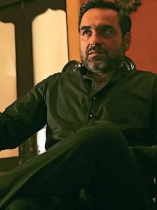 पंकज त्रिपाठी (Pankaj Tripathi) आज किसी पहचान के मोहताज नहीं हैं. उन्होंने बड़े पर्दे के साथ ही डिजिटल प्लेटफॉर्म पर भी खूब नाम कमाया है. फिल्मों में कदम तो उन्होंने साल 2004 में ही रख दिया था लेकिन वेब सीरीज मिर्जापुर के बाद उनके करियर ने नई उड़ान भरी.