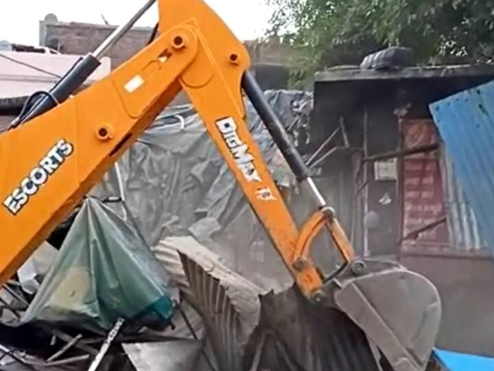 Bareilly Police bulldozer action on Hotel of Zeeshan accused in murder of Dalit youth for dispute of buying bread Bareilly News: दलित युवक की हत्या के आरोपी जीशान के होटल पर चला बुलडोजर, रोटी खरीदने को लेकर हुआ था विवाद