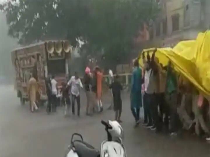 Viral Video: Know how baratis came out in the ongoing rain in Indore Viral Video: ચાલુ વરસાદે આ રીતે નીકળ્યો વરઘોડો, વીડિયો જોઈને તમે પણ રહી જશો દંગ
