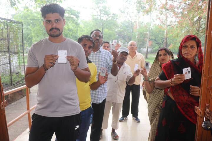 नगरीय निकाय के चुनाव ईवीएम से कराए जा रहे हैं. इंदौर और भोपाल में सबसे अधिक वार्ड हैं. इन शहरों के हर वार्ड के लिए पांच-पांच ईवीएम रिजर्व में रखी गई हैं.