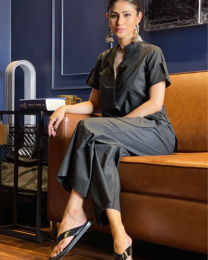 टीव्ही ते बॉलीवूडपर्यंत आपल्या शानदार अभिनय आणि सौंदर्याची चुणूक सिद्ध करणारी अभिनेत्री मौनी रॉय सुरुवातीपासूनच कोणत्या ना कोणत्या कारणाने चर्चेत असते. (photo: imouniroy/IG)