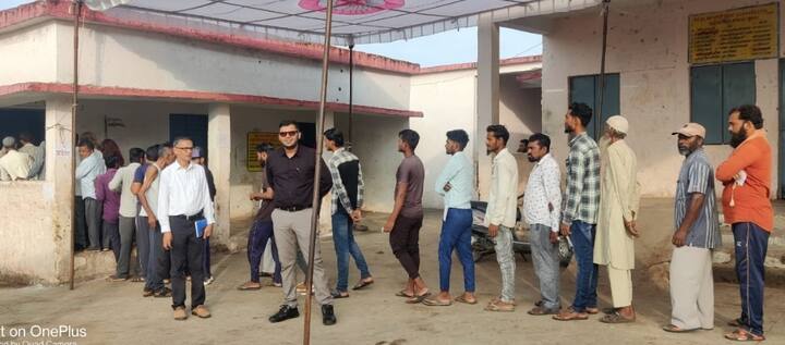 रायसेन जिले के सिलवानी नगर परिषद के एक मतदान केंद्र पर वोट डालने के लिए लाइन लगाकर खड़े वोटर.