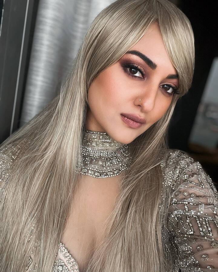 सोनाक्षी के इस लुक को उनके फैंस काफी पसंद कर रहे हैं. हालांकि कुछ यूजर को उनका लुक बिल्कुल भी पसंद नहीं आ रहा है.