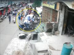 Tenali Accident Video: తెనాలిలో కారు భీభత్సం! సడెన్‌గా ముగ్గురిపైకి ఎక్కేసి - వైరల్ వీడియో