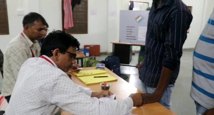 मध्य प्रदेश के निर्वाचन अधिकारी बसंत प्रताप सिंह ने मतदाताओं से जरूर मतदान करने की अपील की है. मतदान के दौरान सुरक्षा व्यवस्था को ध्यान में रखते हुए 28 हजार से ज्यादा पुलिसकर्मी तैनात किए गए हैं.