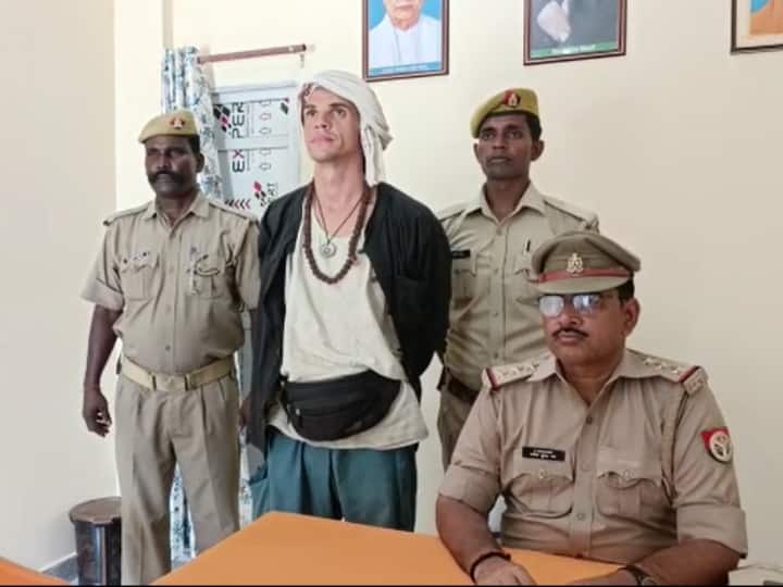 Maharajganj News SSB jawans arrested Italian citizen who was illegally infiltrating India from Nepal ANN Maharajganj News: नेपाल से भारत में अवैध रूप से घुस रहे इटली के नागरिक को SSB जवानों ने किया गिरफ्तार, जांच में फर्जी वीजा बरामद