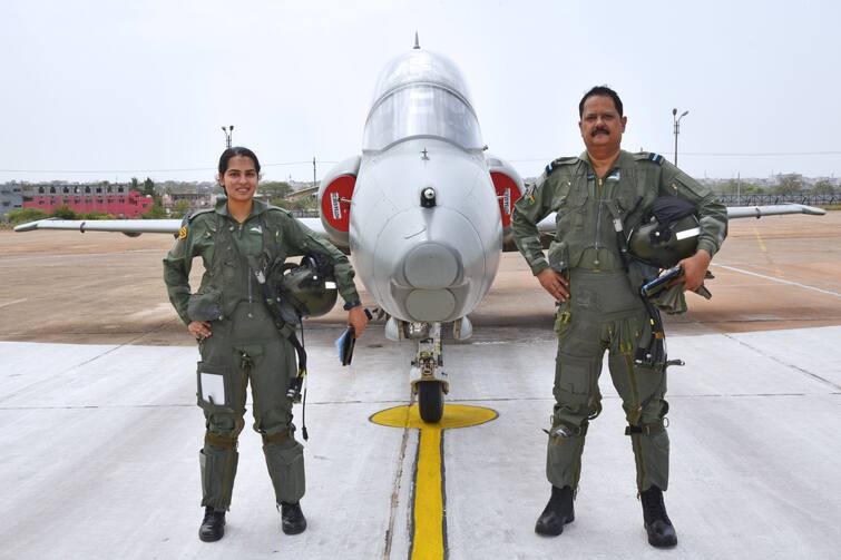 father daugher flies fighter jet indian air force bidar same formation marathi news updates IAF Father-Daughter Duo : बापलेकीनं एकत्र उडवलं लढाऊ विमान, भारतीय हवाई दलाच्या इतिहासात नवं सोनेरी पान