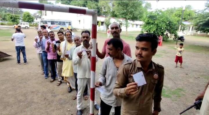 पहले चरण में एक करोड़ 4 लाख 41 हजार 897 मतदाता अपने मताधिकार का प्रयोग करेंगे. इनमें से 53 लाख 62 हजार 457 पुरुष और 50 लाख 78 हजार 635 महिला और 805 अन्य मतदाता हैं. बारिश के मौसम को देखते हुए मतदान केद्रों पर वाटर प्रूफ टेंट लगाए गए हैं. कई जिलों में मतदान पर बारिश का असर देखने को मिल रहा है.