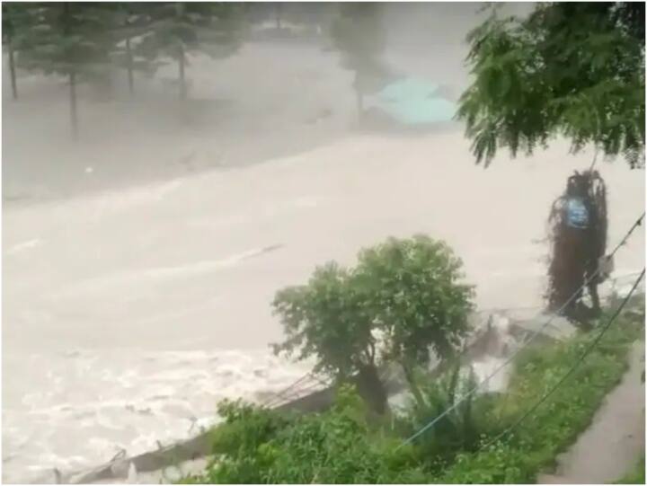 Due to Himachal Pradesh landslide One killed and 5 people still missing in Manikarn floods ANN Himachal Pradesh Rain: हिमाचल में भारी बारिश ने मचाई तबाही, लैंडस्लाइड में एक की मौत, बाढ़ में 5 लोग लापता
