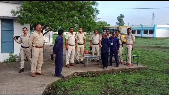 मध्य प्रदेश के भोपाल, इंदौर, खंडवा, बुरहानपुर, उज्जैन समेत 11 नगर निगम 36 नगर पालिका और 86 नगर परिषद के लिए मतदाता अपनी नगर सरकार चुन रहे हैं. राजनीतिक दलों के लिए ये चुनाव विधानसभा चुनाव से पहले सेमीफाइनल है. प्रदेश में 2023 में विधानसभा चुनाव होने हैं. इसे देखते हुए राजनीतिक दल इस चुनाव को सेमीफाइनल मानकर लड़ रहे हैं.