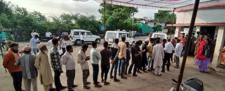 रायसेन जिले की बाड़ी नगर परिषद के एक मतदान केंद्र पर वोट डालने के लिए लाइन लगाकर खड़े वोटर.