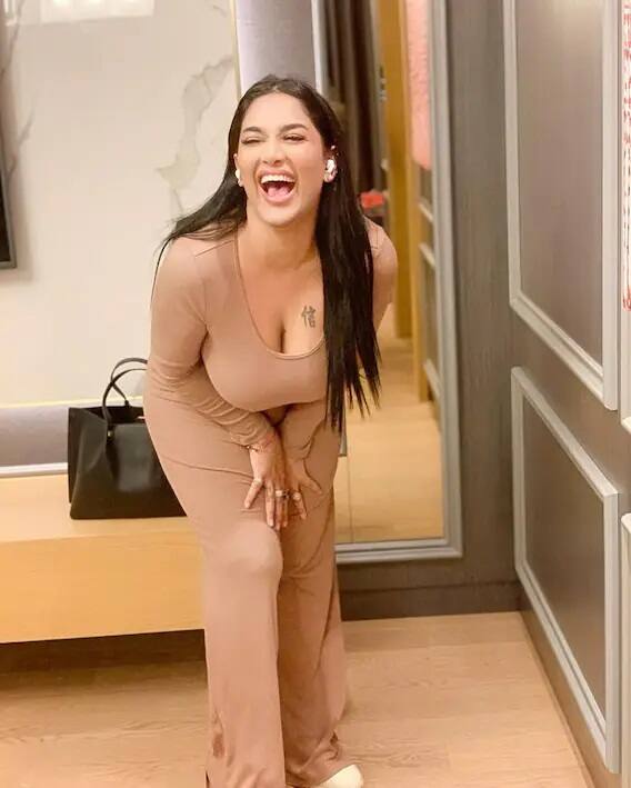 મળો આને, આ છે પાકિસ્તાનની ફેમસ મૉડલ Mathira Mohammad. મથિરા પાકિસ્તાનની જાણીતી મૉડલ છે, જે સોશ્યલ મીડિયા પર ખુબ એક્ટિવ રહે છે.