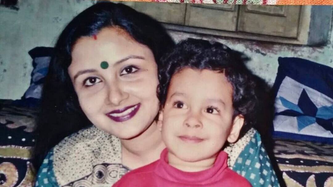 Tollywood Update: Actor Riddhi Sen shares a childhood picture of his with his mother Tollywood Update: মায়ের কোলে বসে একরত্তি এই ছেলেই এখন টলিউডের ব্যস্ত অভিনেতা, চিনতে পারছেন?