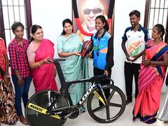 சைக்கிளை கடன் வாங்கி சாதித்த மாணவி; 15 லட்ச ரூபாய் சைக்கிளை வாங்கிக் கொடுத்து வாழ்த்திய கனிமொழி எம்பி..!