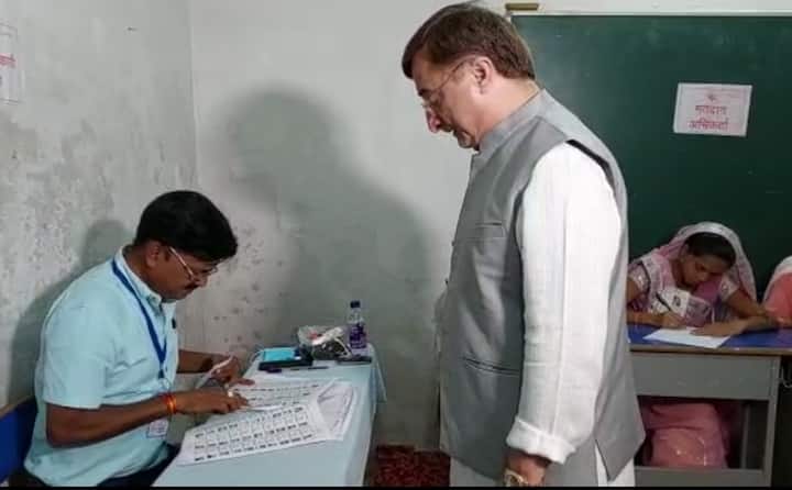 जबलपुर के आर्य कन्या शाला में बनाए गए मतदान केंद्र पर मतदान के लिए पहुंचे वरिष्ठ कांग्रेस नेता और राज्य सभा सांसद विवेक तन्खा.