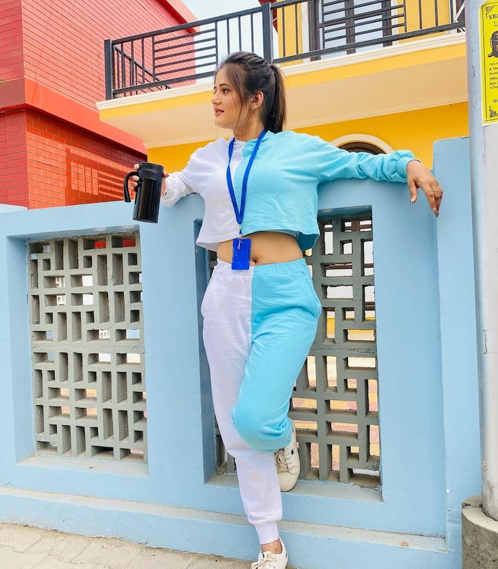 बता दें कि अंजलि राघव ने अजय हुड्डा के साथ आए गाने 'मोटो' से लोकप्रियता हासिल की थी. इस गाने पर 500 मिलियन से अधिक व्यूज हैं.