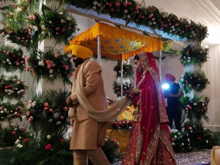 आम आदमी पार्टी के सांसद राघव चड्ढा ने भगवंत मान की शादी की तस्वीरें ट्विटर पर साझा की. इन तस्वीरों में मान ने हमेशा की तरह पीली पगड़ी पहन रखी है. सुनहरे रंग का कुर्ता पायजामा पहने मान के साथ आम आदमी पार्टी के अध्यक्ष अरविंद केजरीवाल और अन्य लोग नजर आ रहे हैं.