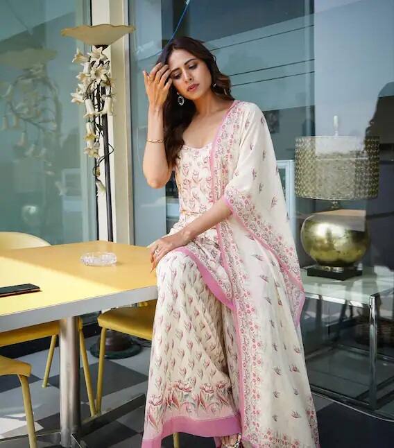 ટીવી પર સિક્કો જમાવ્યા બાદ સરગુને પંજાબી ફિલ્મ ઇન્ડસ્ટ્રીમાં પગ મુક્યો. સરગુન વર્ષ 2015માં આ ઇન્ડસ્ટ્રીમાં આવી હતી, હવે તેને 7 વર્ષ પુરા થઇ ચૂક્યા છે.