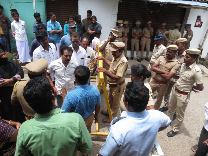 Women demands eviction of Tasmac shop near police station in Nagapattinam நாகையில் டாஸ்மாக்கை  முற்றுகையிட்ட பெண்கள்; 2 மாதத்தில் கடையை மூட வேண்டும் என எச்சரிக்கை..!