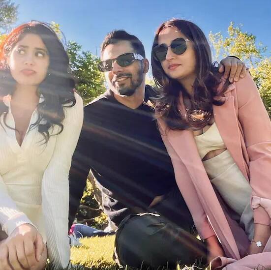 Janhvi Kapoor વરુણ ધવન અને તેની પત્ની નતાશા દલાલ સાથે પોઝ આપતી જોવા મળી હતી.