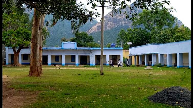 Multiple questions raised about the participation of new recruits in multiple schools to meet the teacher crisis Teacher Crisis: শিক্ষক সঙ্কট মেটাতে একাধিক স্কুলে নতুন নিয়োগপ্রাপ্তদের যোগদান নিয়ে উঠছে একাধিক প্রশ্ন