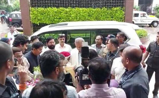 राज्यातील मोठ्या सत्तासंघर्षानंतर एकनाथ शिंदे मुख्यमंत्री (CM Eknath Shinde) झाले.  मुख्यमंत्री शिंदे आज अधिकृतपणे मंत्रालयातील सहाव्या मजल्यावरील मुख्यमंत्री कार्यालयात पदभार स्वीकारणार आहेत.