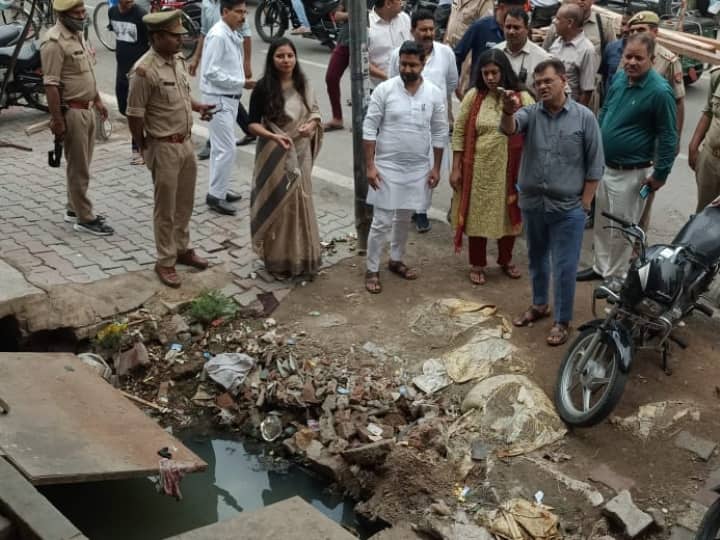 Yogi Adityanath Minister Danish Azad Ansari and Dinesh Khatik reprimanded officers on filth in posh area of ​​Hapur ann Hapur News: हापुड के पॉश एरिया में गंदगी देख भड़के मंत्री, अधिकारियों को जमकर लगाई फटकार