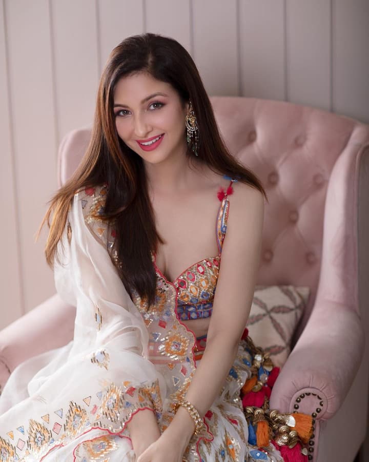 सौम्या टंडन ने इंस्टाग्राम पर अपनी कुछ लेटेस्ट तस्वीरें शेयर की हैं, जिनमें उनका बेहद खूबसूरत अंदाज देखने को मिल रहा है.