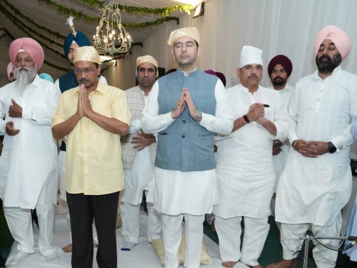 केजरीवाल ने हवाई-अड्डे पर पत्रकारों से कहा कि आज बहुत खुशी का दिन है कि मेरे छोटे भाई और पंजाब के मुख्यमंत्री भगवंत मान की शादी हो रही है और वह एक नई शुरुआत कर रहे हैं.