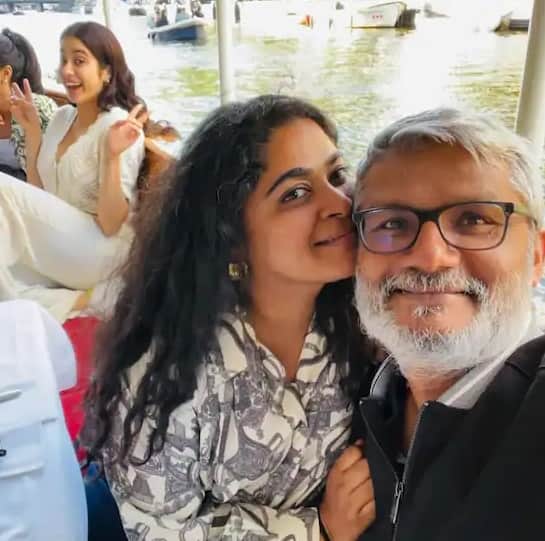 Janhvi Kapoorએ ફિલ્મ નિર્દેશક નિતેશ તિવારી અને તેમની પત્ની અશ્વિની અય્યર તિવારી સાથેનો એક ફોટો પણ શેર કર્યો છે, જેમાં તે મસ્તી કરતા જોવા મળી રહ્યા છે.