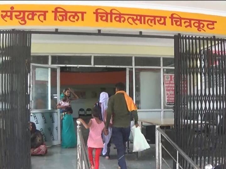 Chitrakoot Combined District Hospital Dr Dependra Singh Transfer to Prayagraj after death liver disease ann UP News: स्वास्थ विभाग का गजब खेल! तेरहवीं के अगले दिन डॉक्टर का हुआ ट्रांसफर, जानें क्या है पूरा मामला