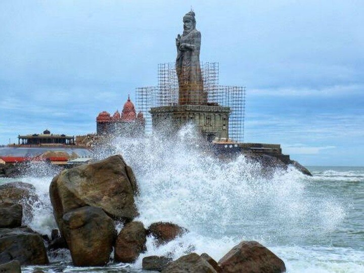 நாகர்கோவிலில் சூறைக்காற்றால் அடியோடு பெயர்ந்து விழுந்த மின்மாற்றி - இருளில் மூழ்கிய ரயில் நிலையம்..!