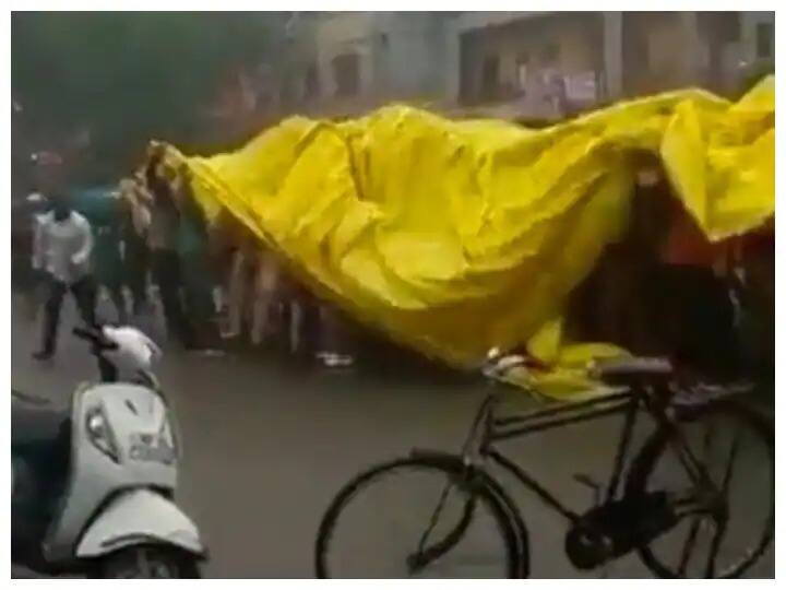 Jugad Video: Even in heavy rains, the groom used such a local jugaad to take out the barat, the user said, 