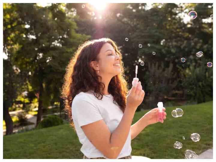 Happy Alone: खुद को रखना है खुश? फॉलो करें आसन से टिप्स how to be happy alone tips for happiness health tips Happy Alone: खुद को रखना है खुश? फॉलो करें आसन से टिप्स