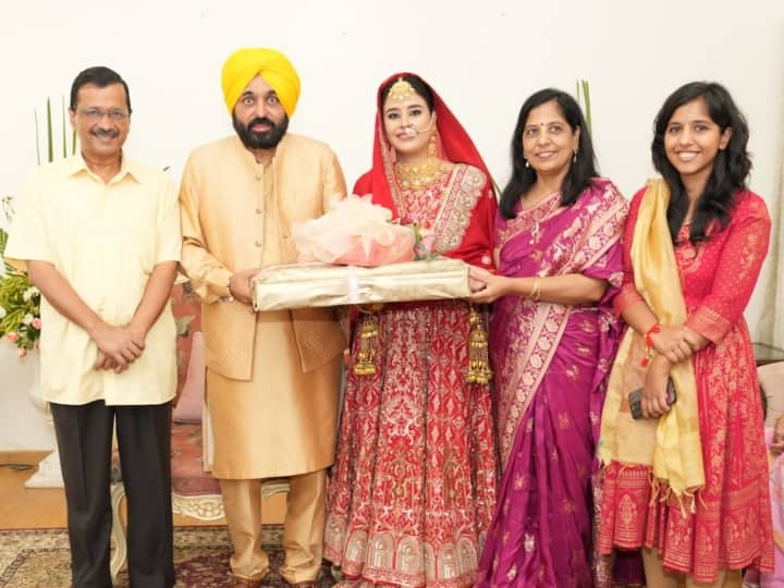 उन्होंने आम आदमी पार्टी (आप) के नेताओं का बधाई संदेशों के लिए शुक्रिया भी अदा किया. पार्टी के अनुसार, मान की मां और बहन सहित परिवार के सदस्य तथा कुछ ही मेहमान विवाह में शामिल हुए. यह विवाह सिख रीति-रिवाजों से संपन्न हुआ.