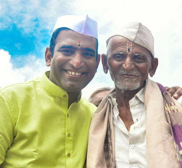 डोक्यावर तुळशी वृंदावन घेऊन वारीत चालणाऱ्या महिला वारकरी संदीपच्या मुखावरून हात फिरवत प्रेम देत आहेत. 'माऊली, माऊली'च्या गजरात भक्तीमय झालेल्या वातावरणात संदीपही जणू माऊलीमय झाला आहे. कधी हातात टाळ घेऊन, कधी खांद्यावर वीणा घेऊन, तर कधी पखवाजवर थाप मारत पाऊस-पाण्याची पर्वा न करता संदीपही या आनंद सोहळ्यात चिंब न्हाऊन गेला आहे.