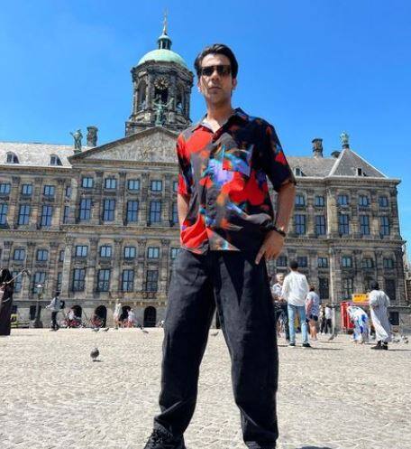 उन्होंने कहा, 'बाहरी होना मुश्किल था. मैं गुड़गांव में एक संयुक्त परिवार में पला-बढ़ा हूं और उस समय यह एक छोटा सा शहर था. मुझे बचपन में सिनेमा से प्यार हो गया था और मुझे पता था कि मैं यही करना चाहता हूं. जब मैं थिएटर कर रहा था तो दिल्ली से 70 किमी ऊपर और नीचे साइकिल से जाता था.''