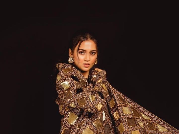 ‘बिग बॉस 15’ची विजेती तेजस्वी प्रकाश (Tejasswi Prakash) सध्या ‘नागिन 6’ या मालिकेमध्ये दिसत आहे. बिग बॉस संपल्यानंतर लगेचच तेजस्वीने ‘नागिन 6’च्या शूटिंगला सुरुवात केली होती. (photo:tejasswiprakash/ig)