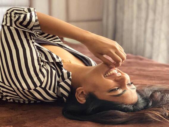 Eesha Rebba Photos: ఈషా ఎందుకంత ఆనందం, ఆ ఫోజులేంటి! Eesha Rebba Photos: ఈషా ఎందుకంత ఆనందం, ఆ ఫోజులేంటి!