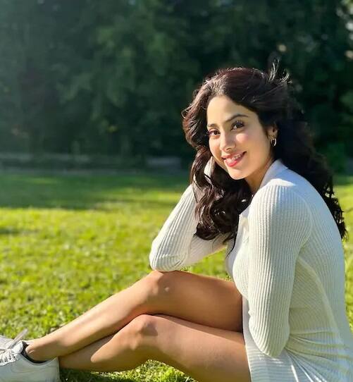 બોલિવૂડ એક્ટ્રેસ Janhvi Kapoor સોશિયલ મીડિયા પર ઘણી એક્ટિવ રહે છે. તે પોતાના ફેન્સ સાથે તસવીરો અને વીડિયો શેર કરતી રહે છે.